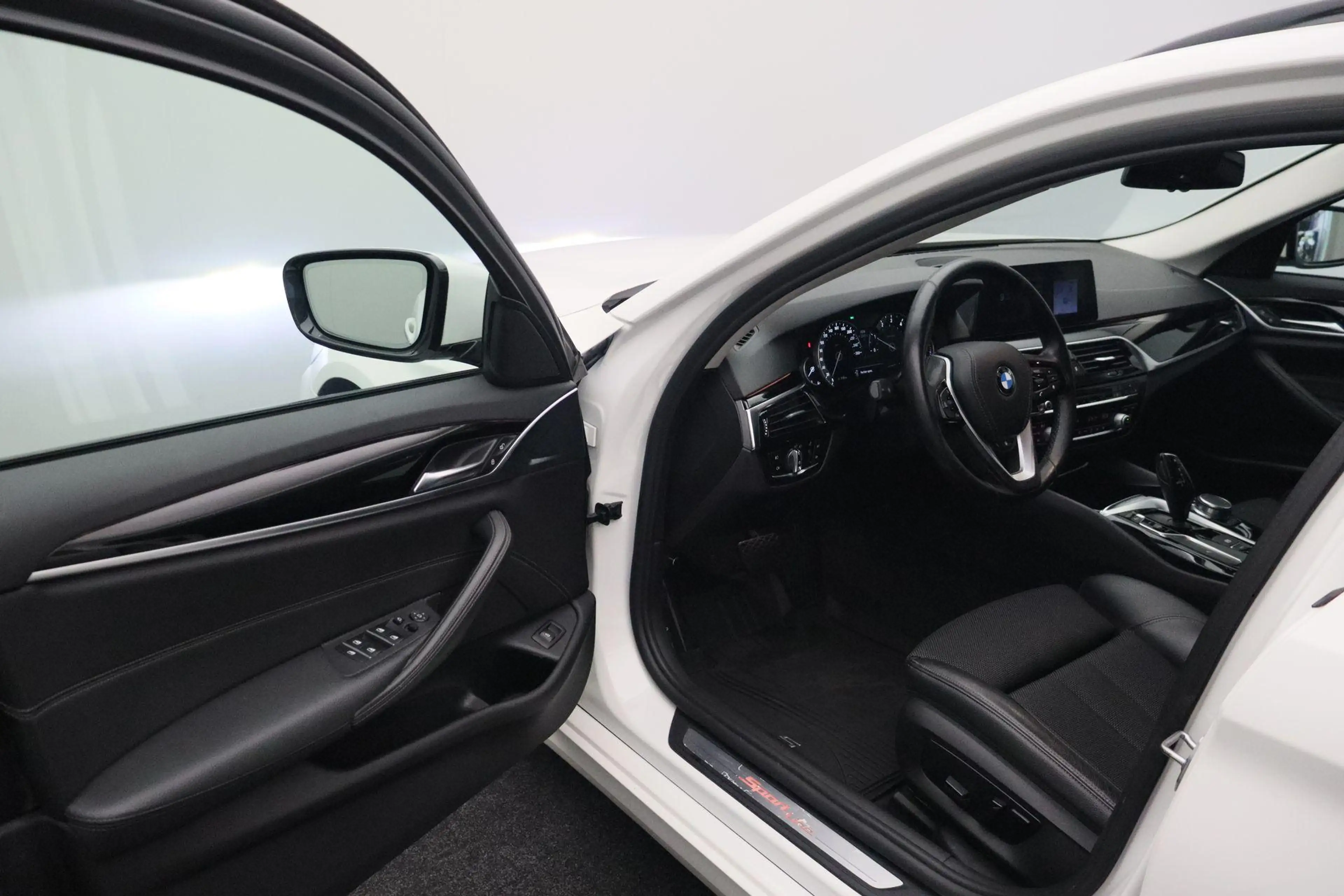 BMW 520 5-serie Touring 520i High Executive 2018 | Navigat — photo 4
