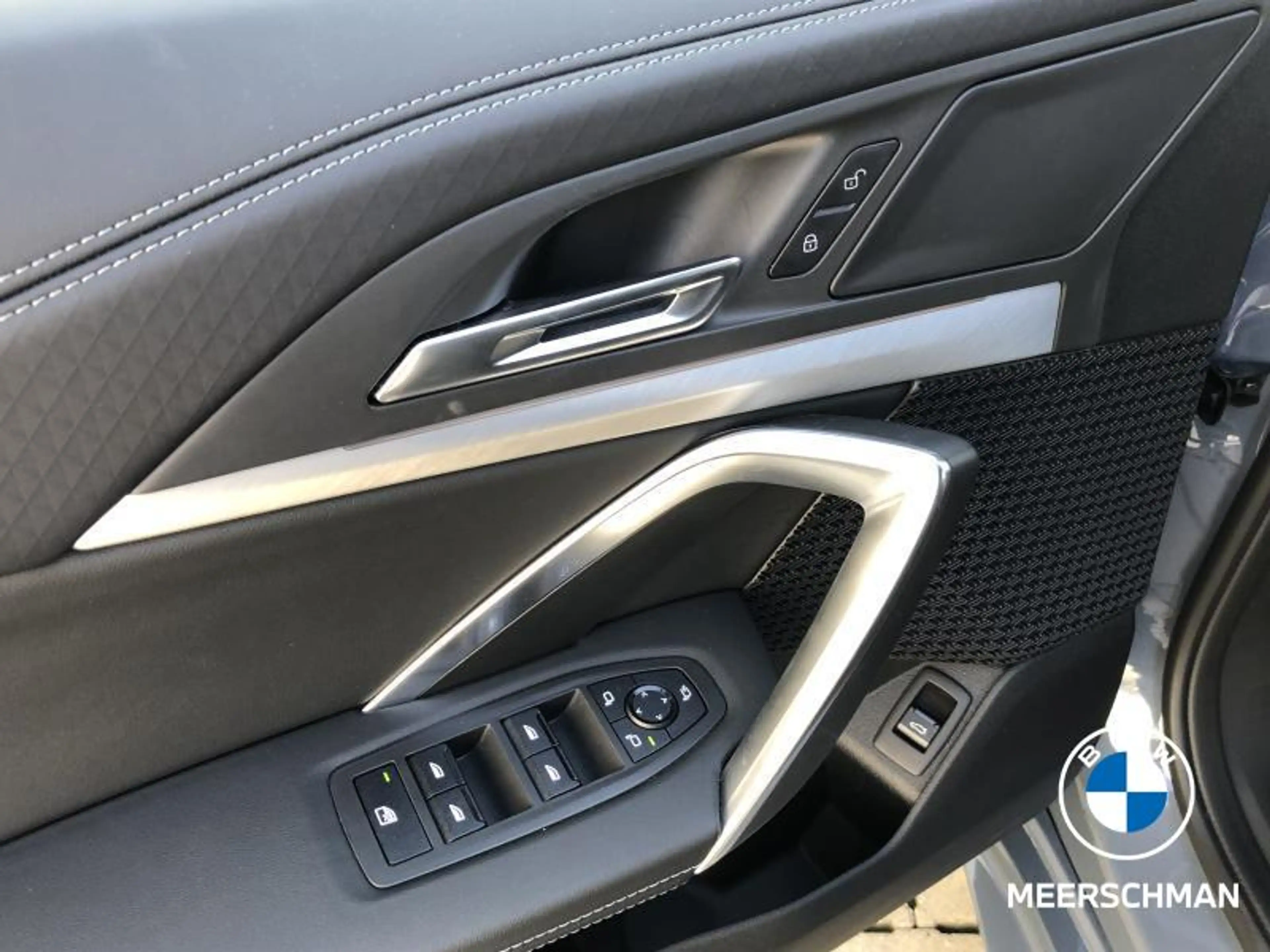 BMW iX2 eDrive20 M Edition — photo 15
