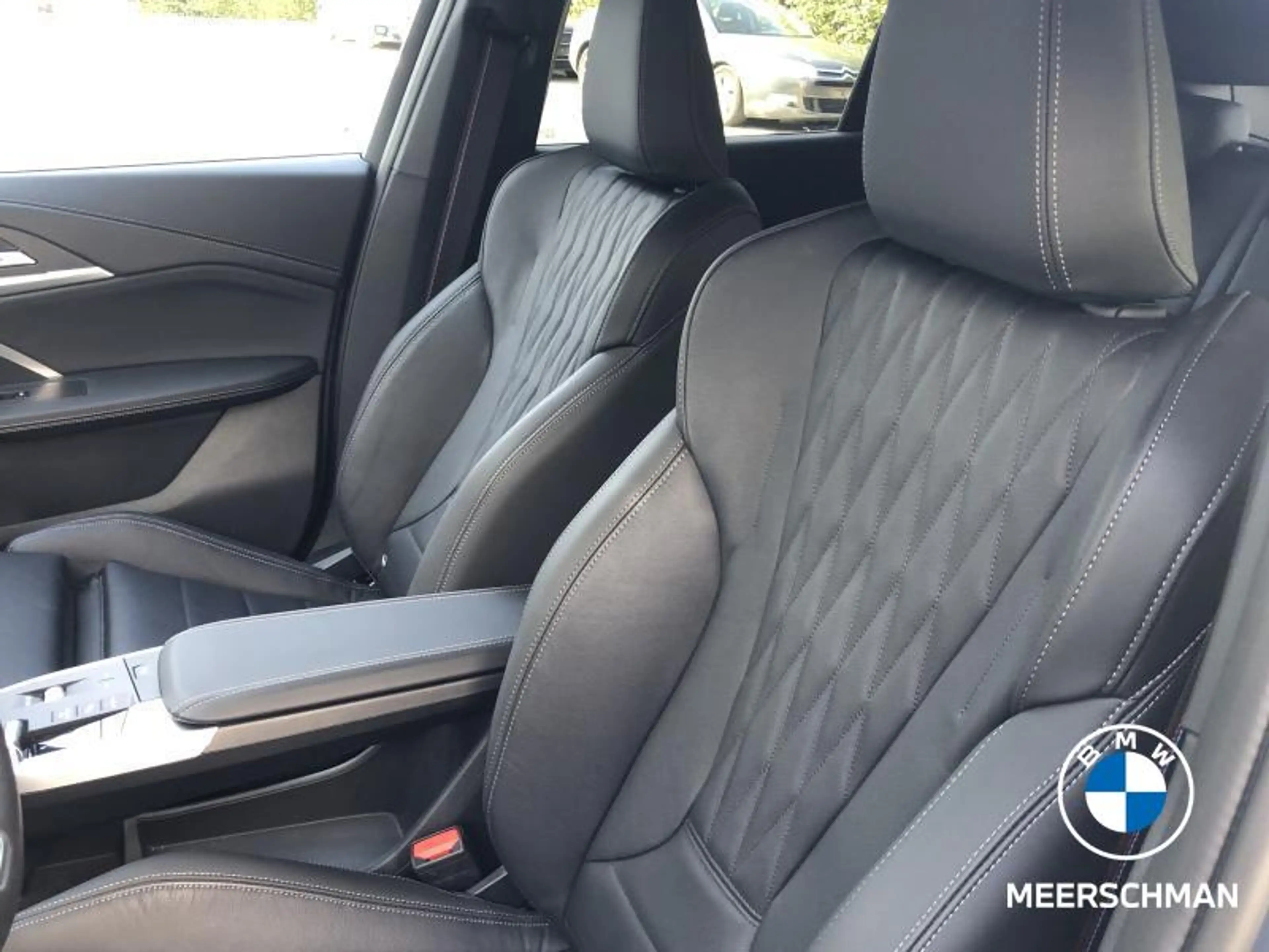 BMW iX2 eDrive20 M Edition — photo 14