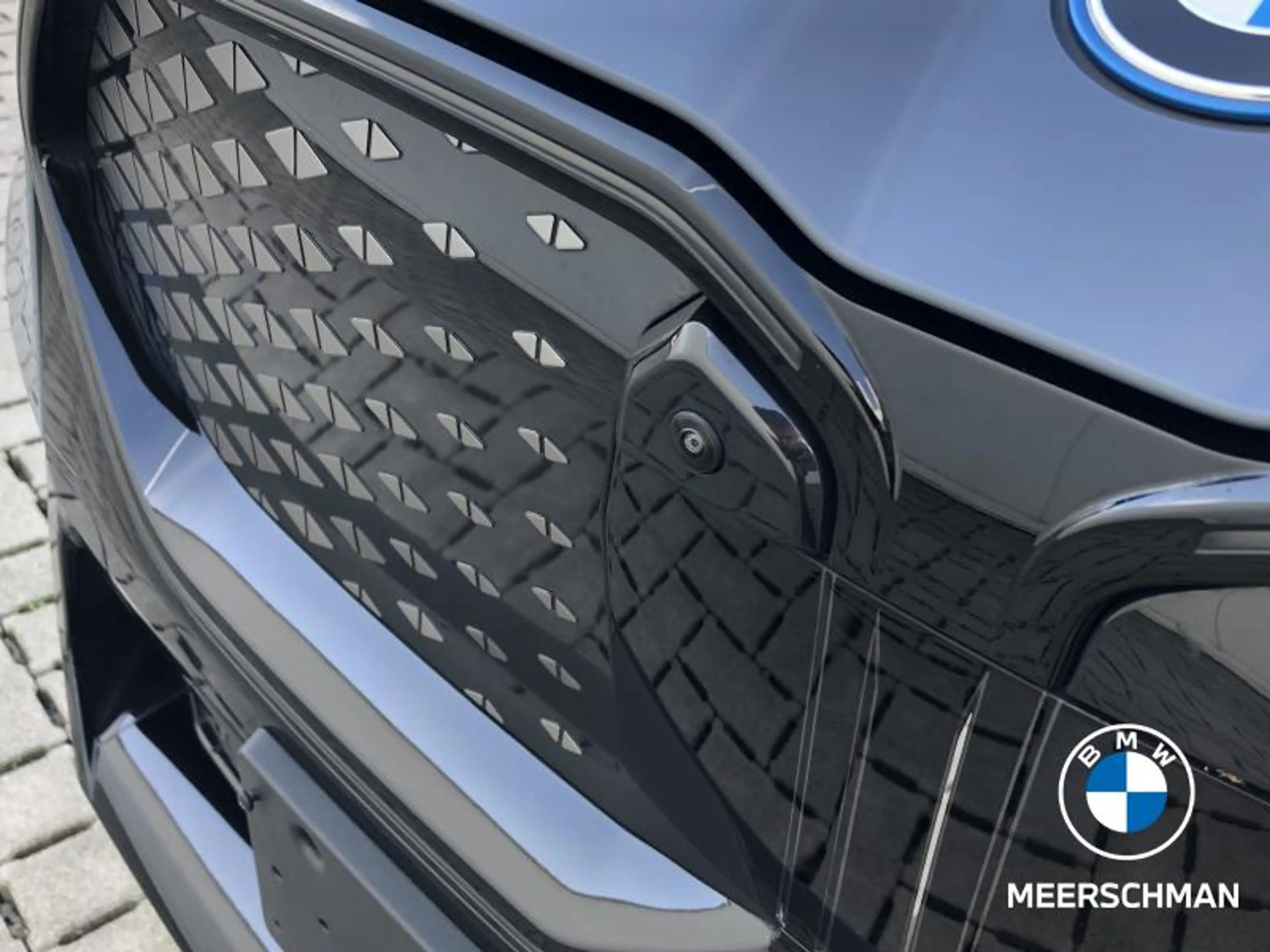 BMW iX2 eDrive20 M Edition — photo 11