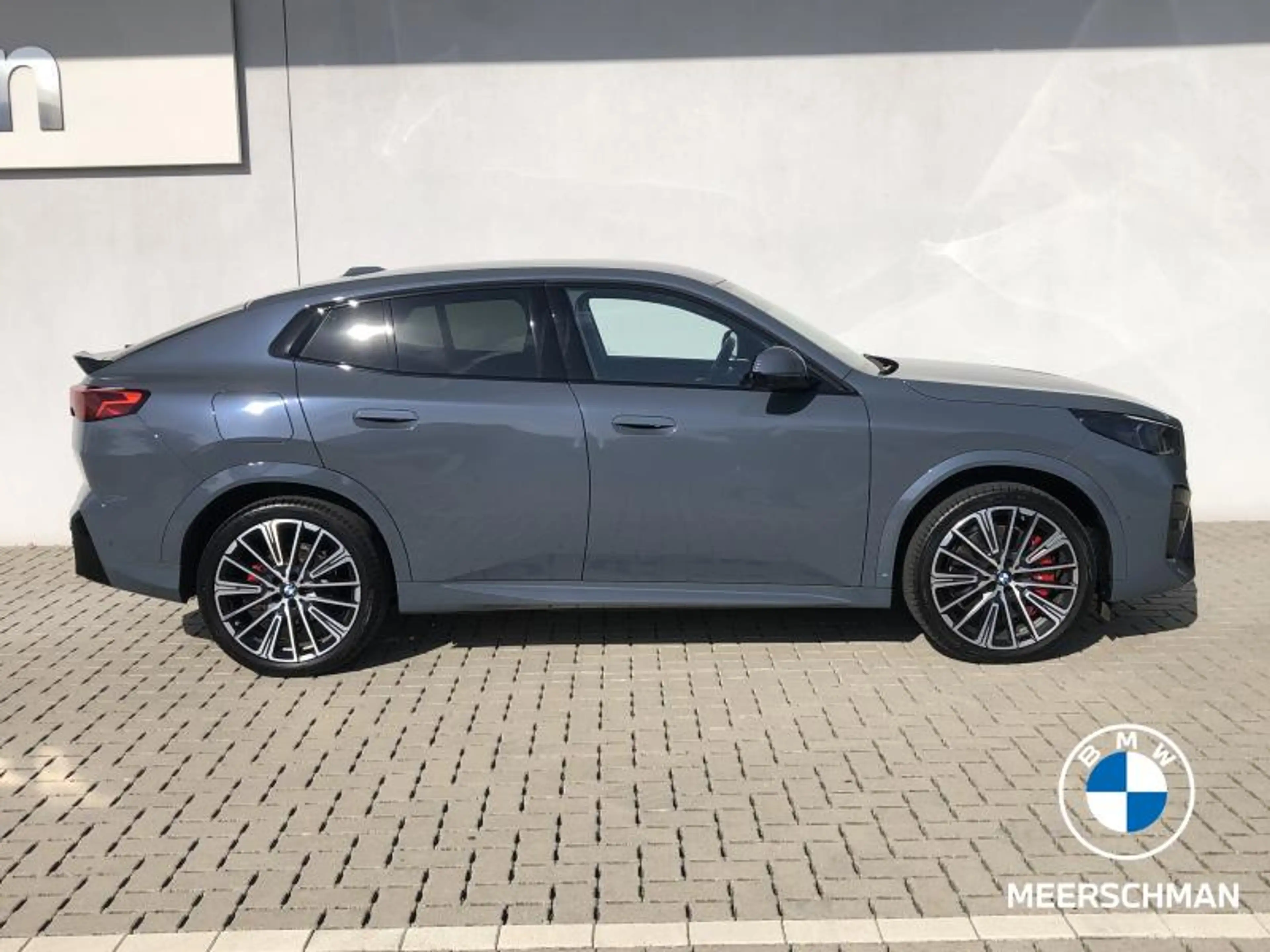 BMW iX2 eDrive20 M Edition — photo 3