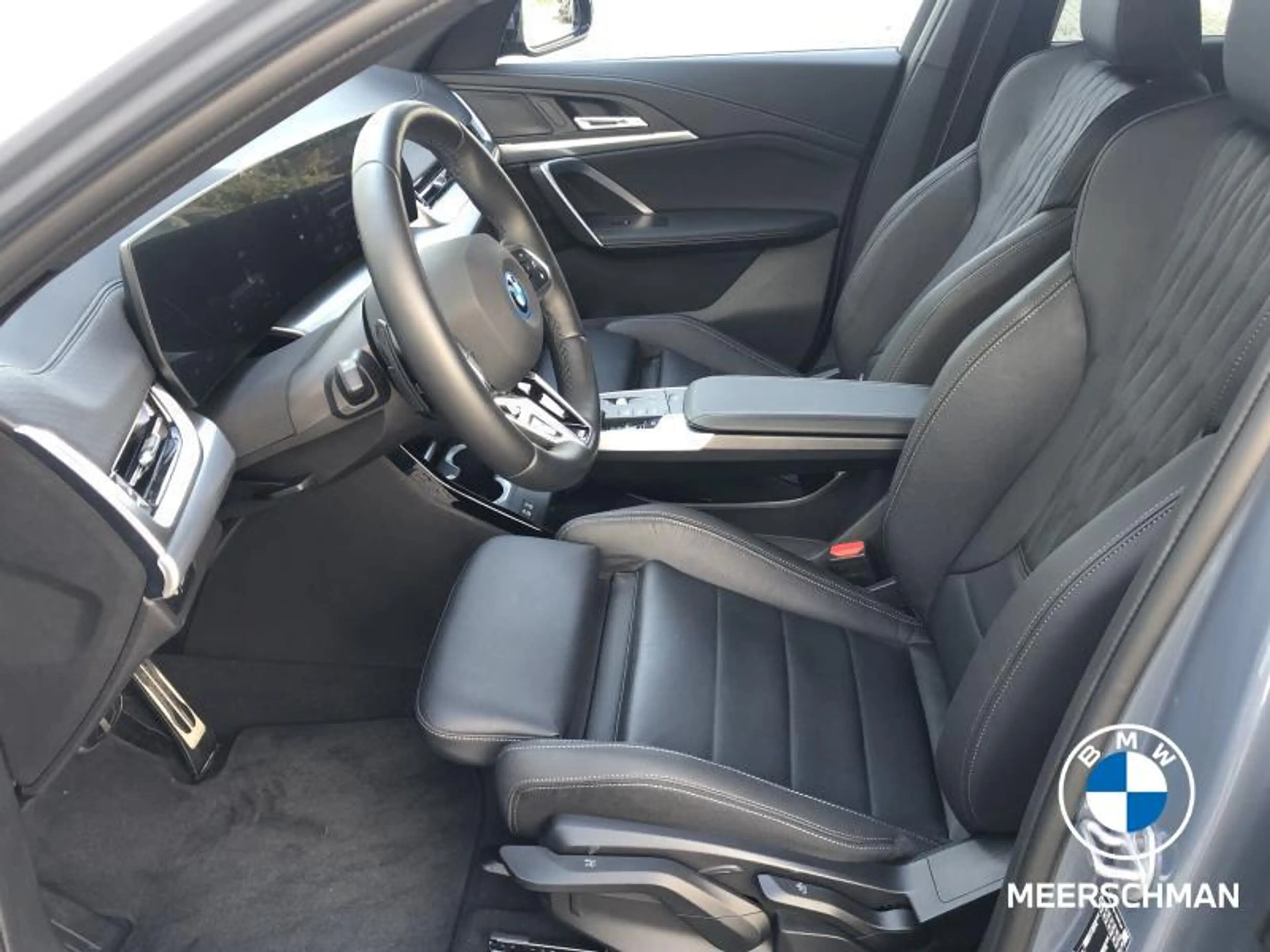 BMW iX2 eDrive20 M Edition — photo 13