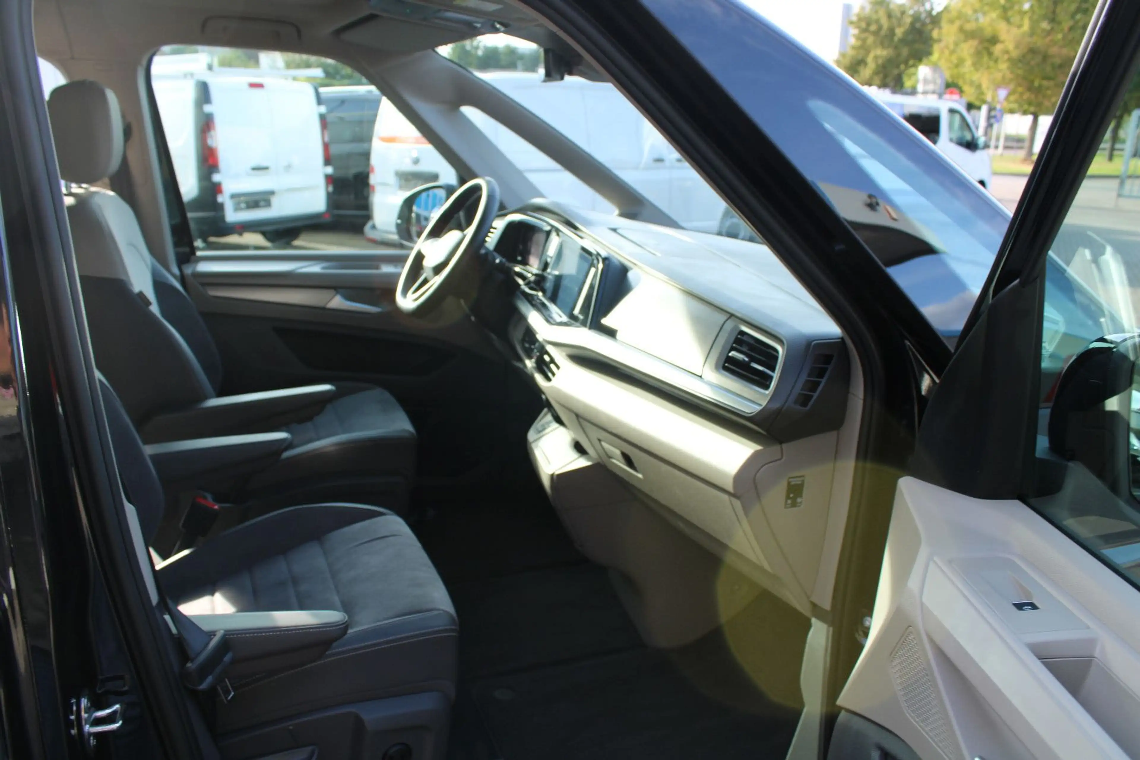Volkswagen T7 Multivan LÜ 2,0 TDI DSG "Life",LED,AHK,STHZG. — photo 12