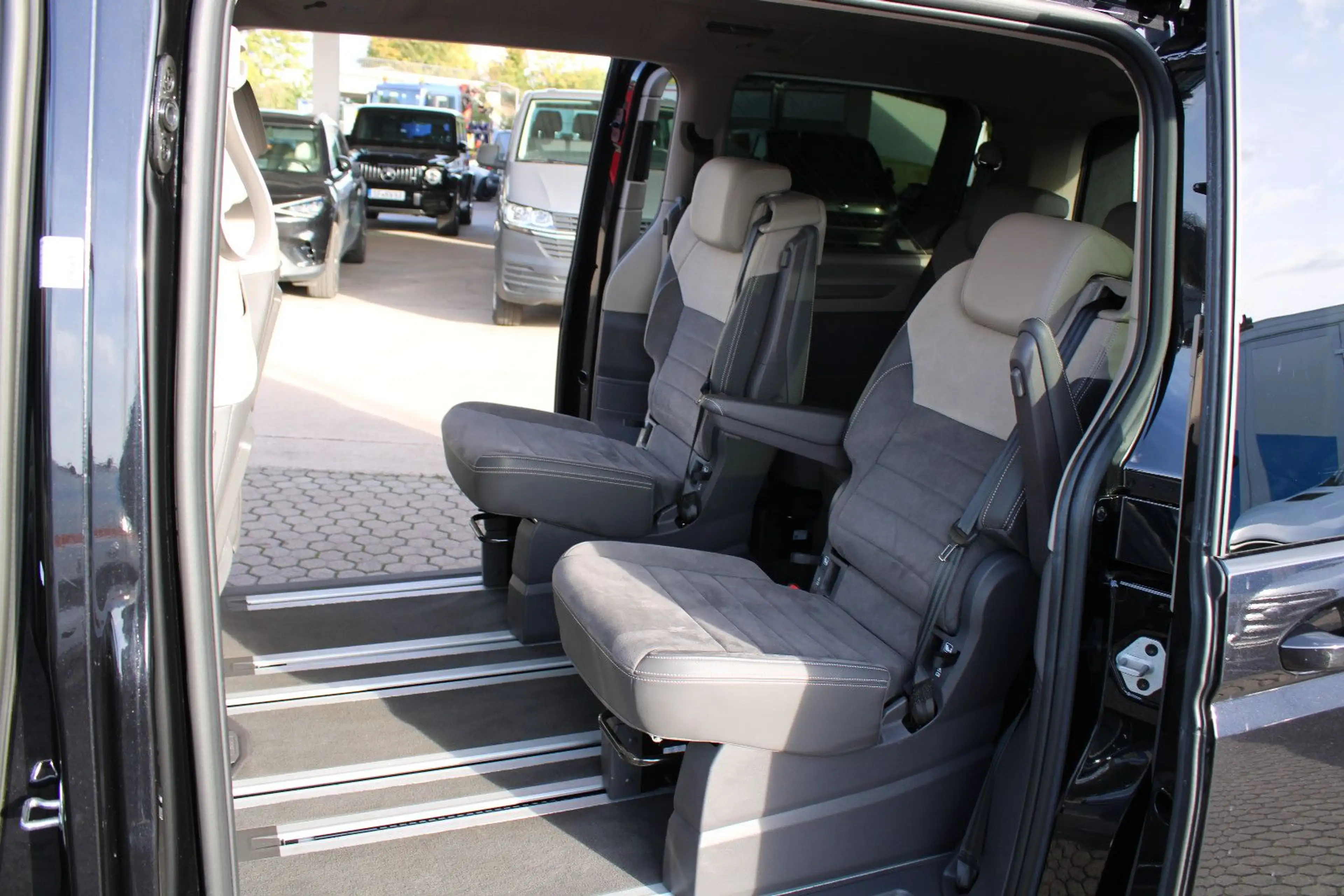 Volkswagen T7 Multivan LÜ 2,0 TDI DSG "Life",LED,AHK,STHZG. — photo 9