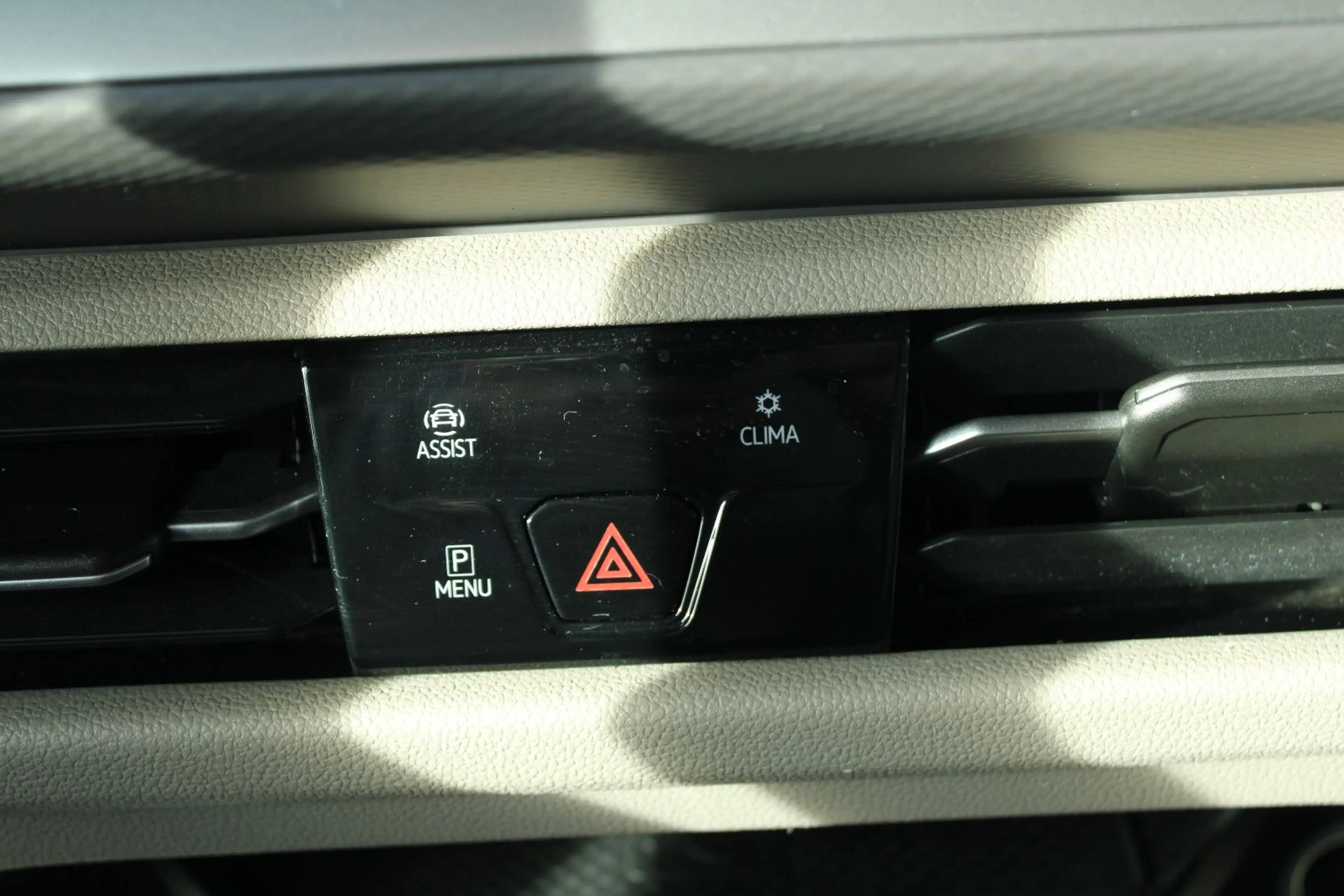 Volkswagen T7 Multivan LÜ 2,0 TDI DSG "Life",LED,AHK,STHZG. — photo 19
