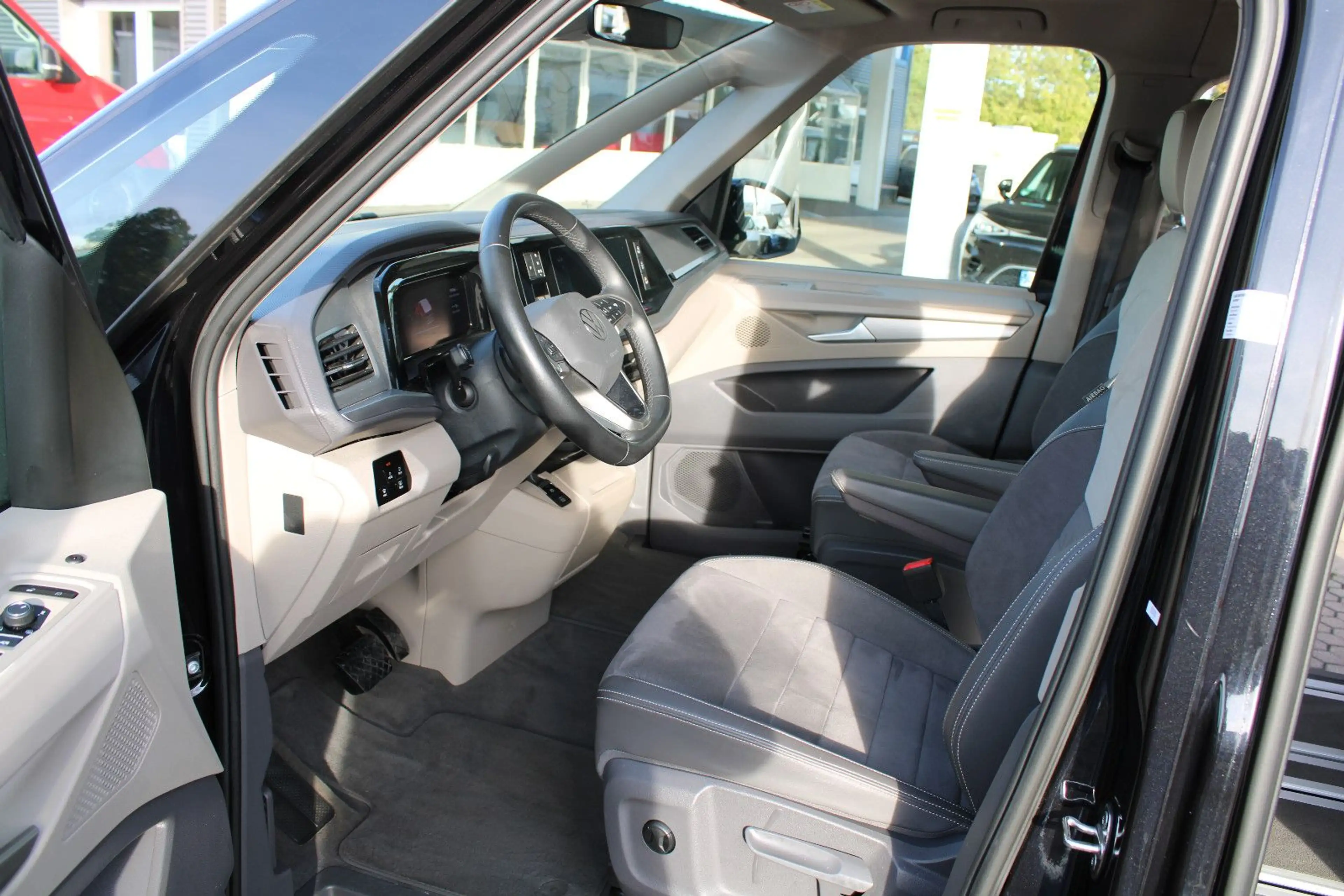 Volkswagen T7 Multivan LÜ 2,0 TDI DSG "Life",LED,AHK,STHZG. — photo 11