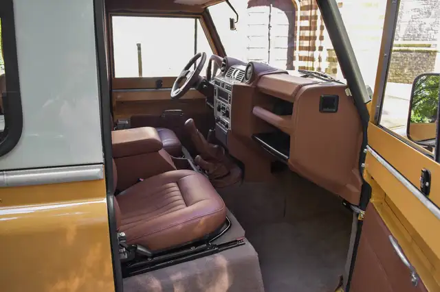 Land Rover Defender 90 view 9