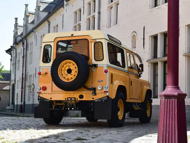 Land Rover Defender 90 view 15