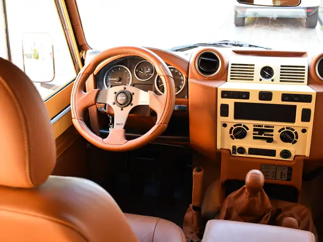 Land Rover Defender 90 view 12