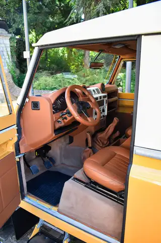 Land Rover Defender 90 view 3
