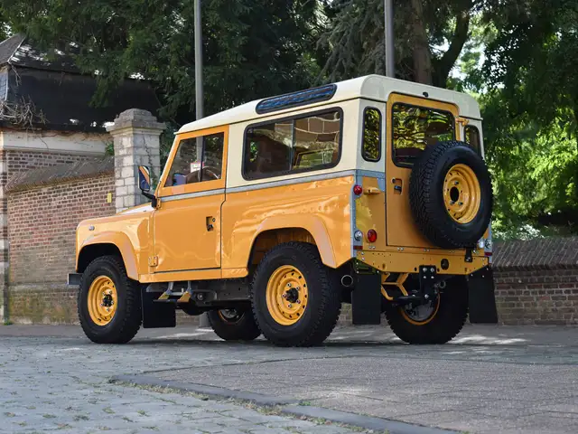 Land Rover Defender 90 view 2