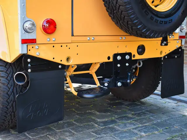 Land Rover Defender 90 view 10