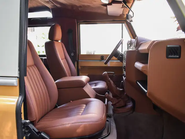 Land Rover Defender 90 view 8