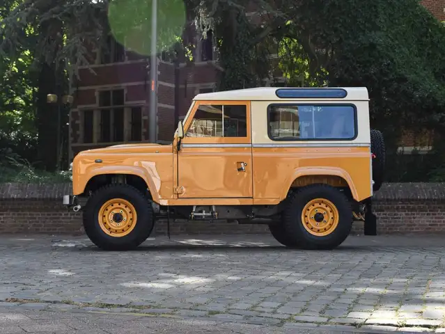 Land Rover Defender 90 view 5