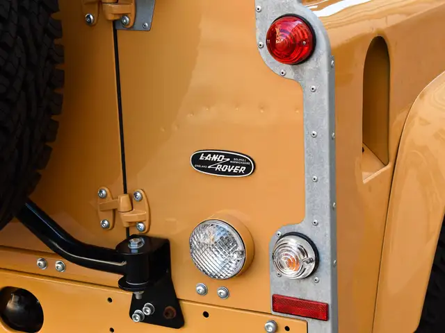 Land Rover Defender 90 view 13