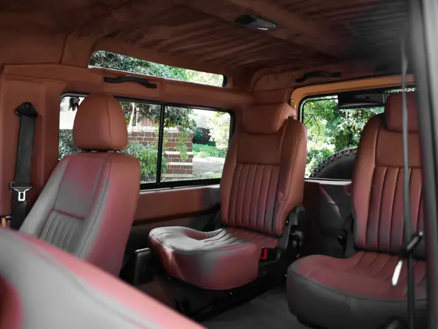 Land Rover Defender 90 view 7