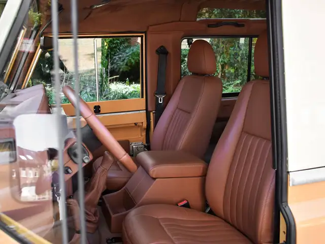 Land Rover Defender 90 view 4