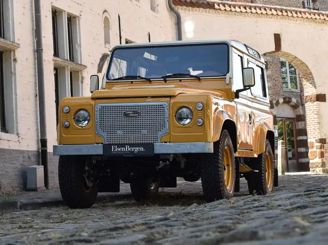 Land Rover Defender 90 view 6