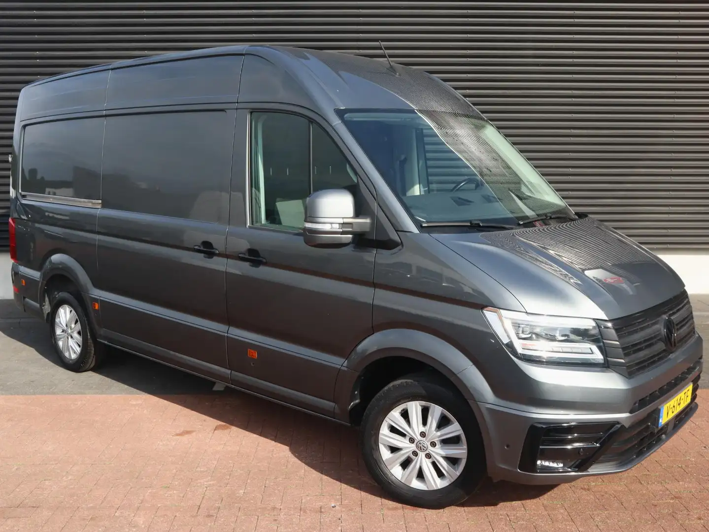 Volkswagen Crafter 35 2.0 TDI L3H2 DC Highline | Cruise adapt. | 360° Grijs - 2