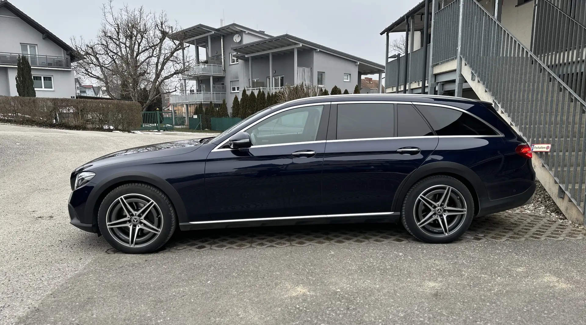 Mercedes-Benz E 220 d T All-Terrain 4MATIC Aut. Airmatic Blau - 2