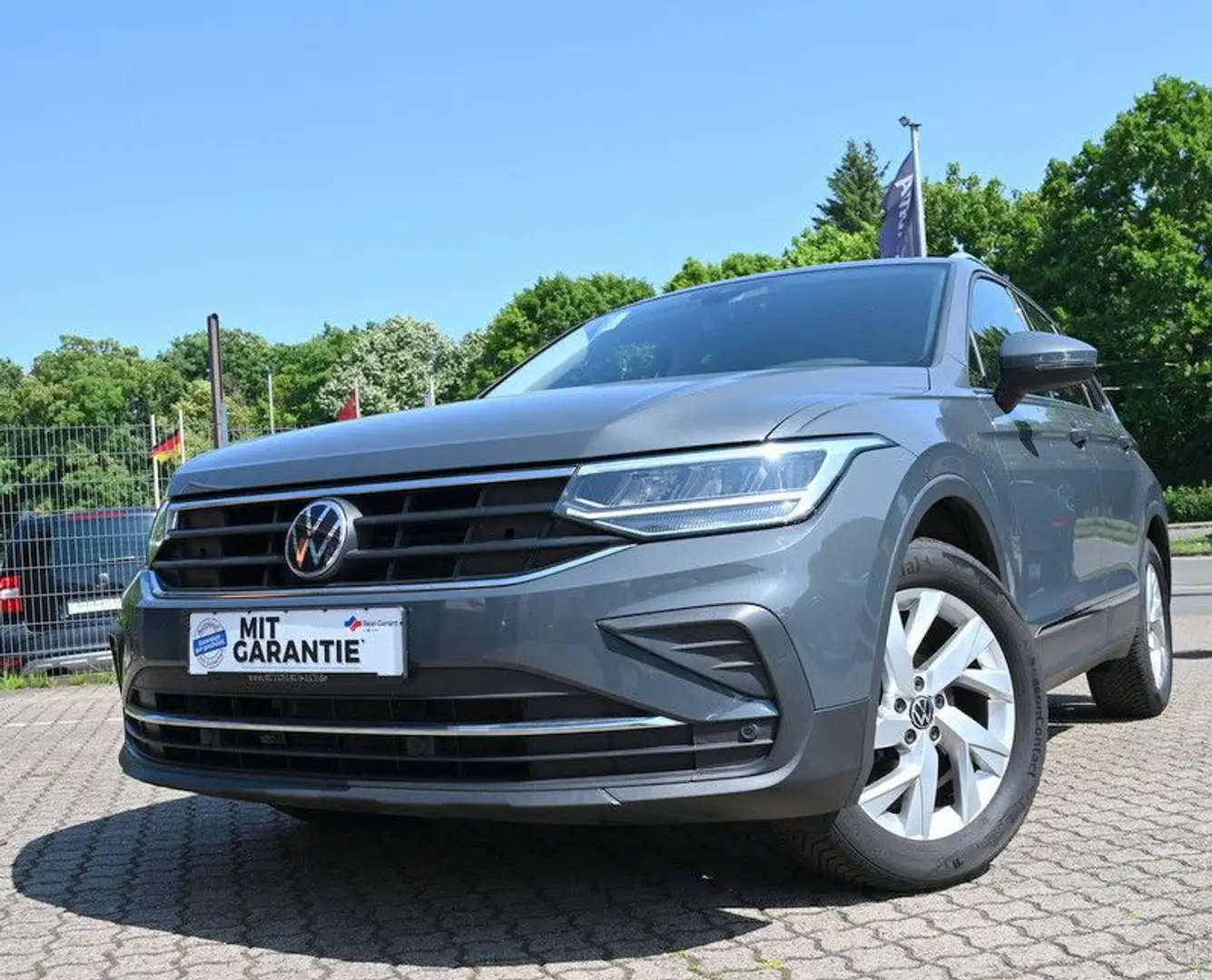 Volkswagen Tiguan 1.5 TSI Active Navi LED Kamera  CarPlay Grijs - 1