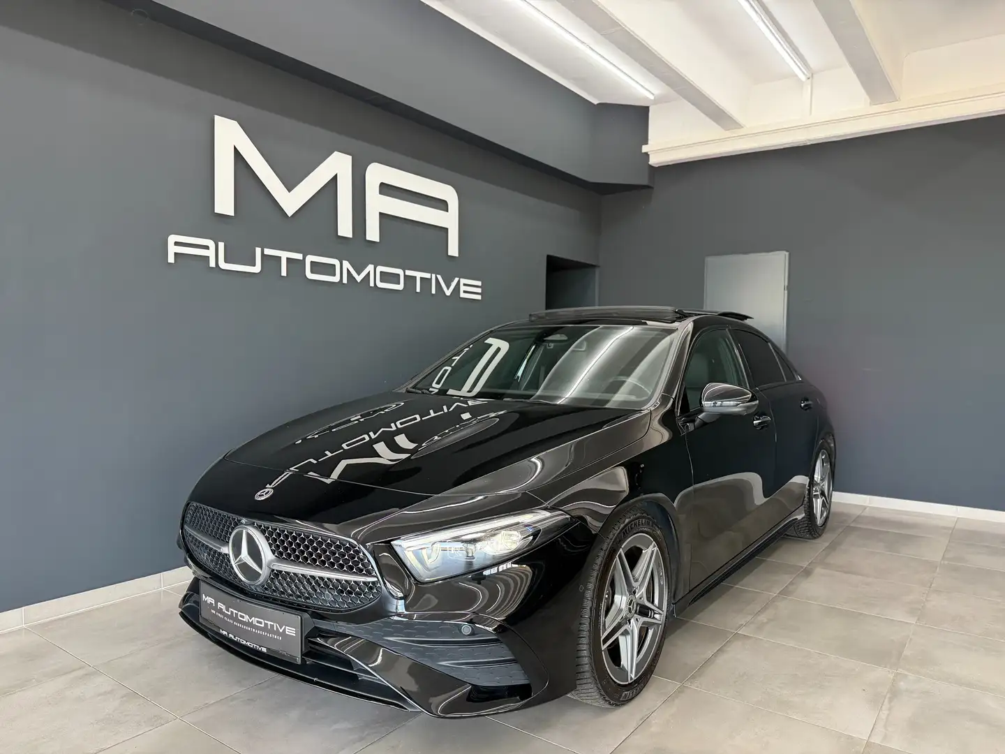 Mercedes-Benz A 180 A180 Limousine*AMG45LOOK*PANO*360*AMBIENTE*KEYLESS Schwarz - 1