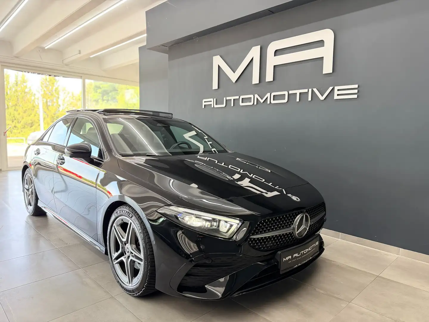 Mercedes-Benz A 180 A180 Limousine*AMG45LOOK*PANO*360*AMBIENTE*KEYLESS Schwarz - 2