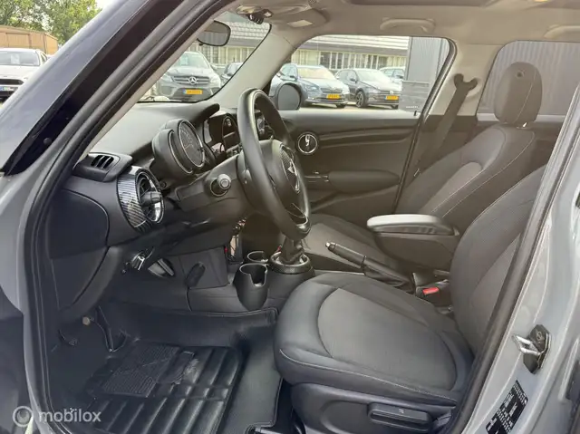 Mini Hatch view 10