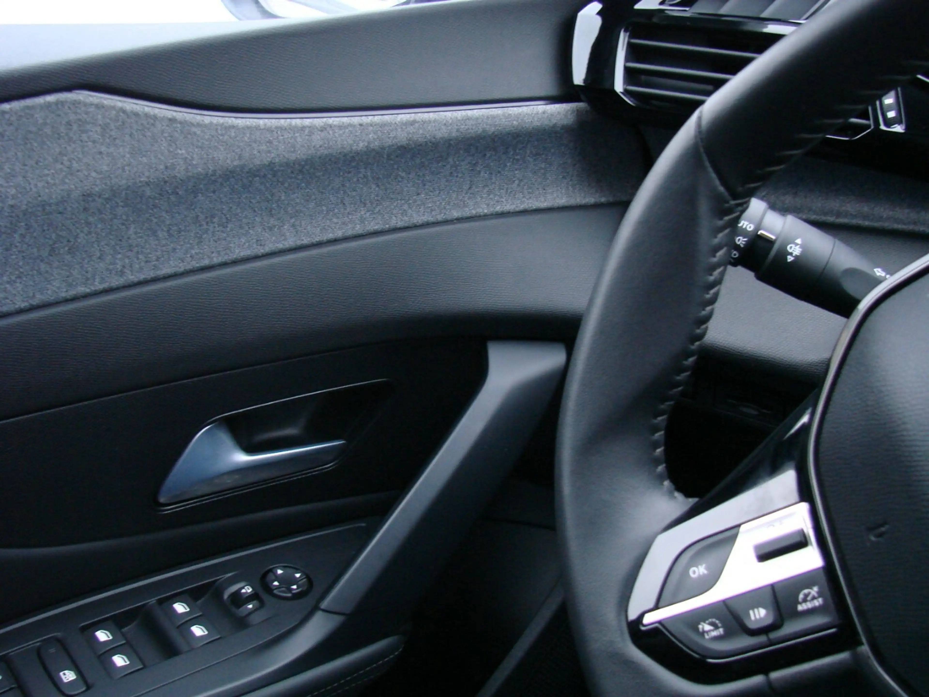 Peugeot 308 1.5L Allure ACC AHK LED Navi Kamera — photo 9