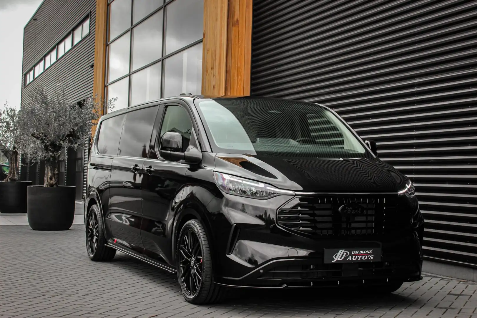Ford Transit Custom 300 2.0 TDCI L2H1 Limited 170PK JB- EDITION / DRIV Zwart - 1