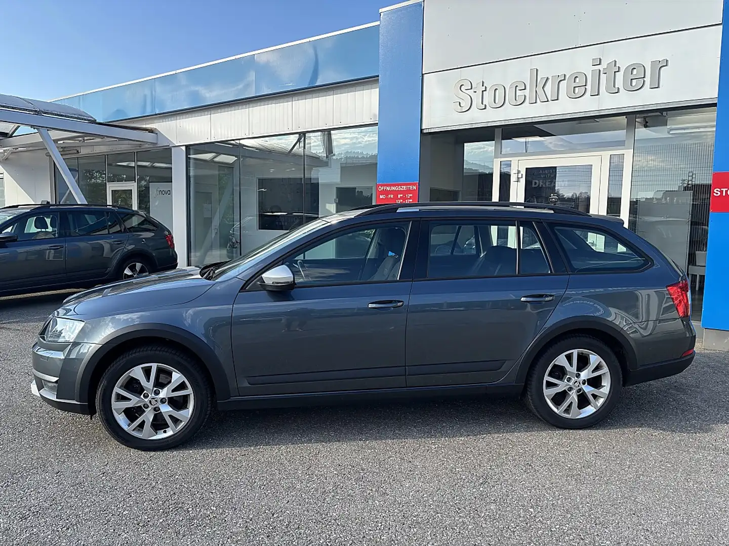 Skoda Octavia Combi 2,0 TDI 4x4 Scout DSG*Ahk*PDC*Xenon*Picke... Grau - 2