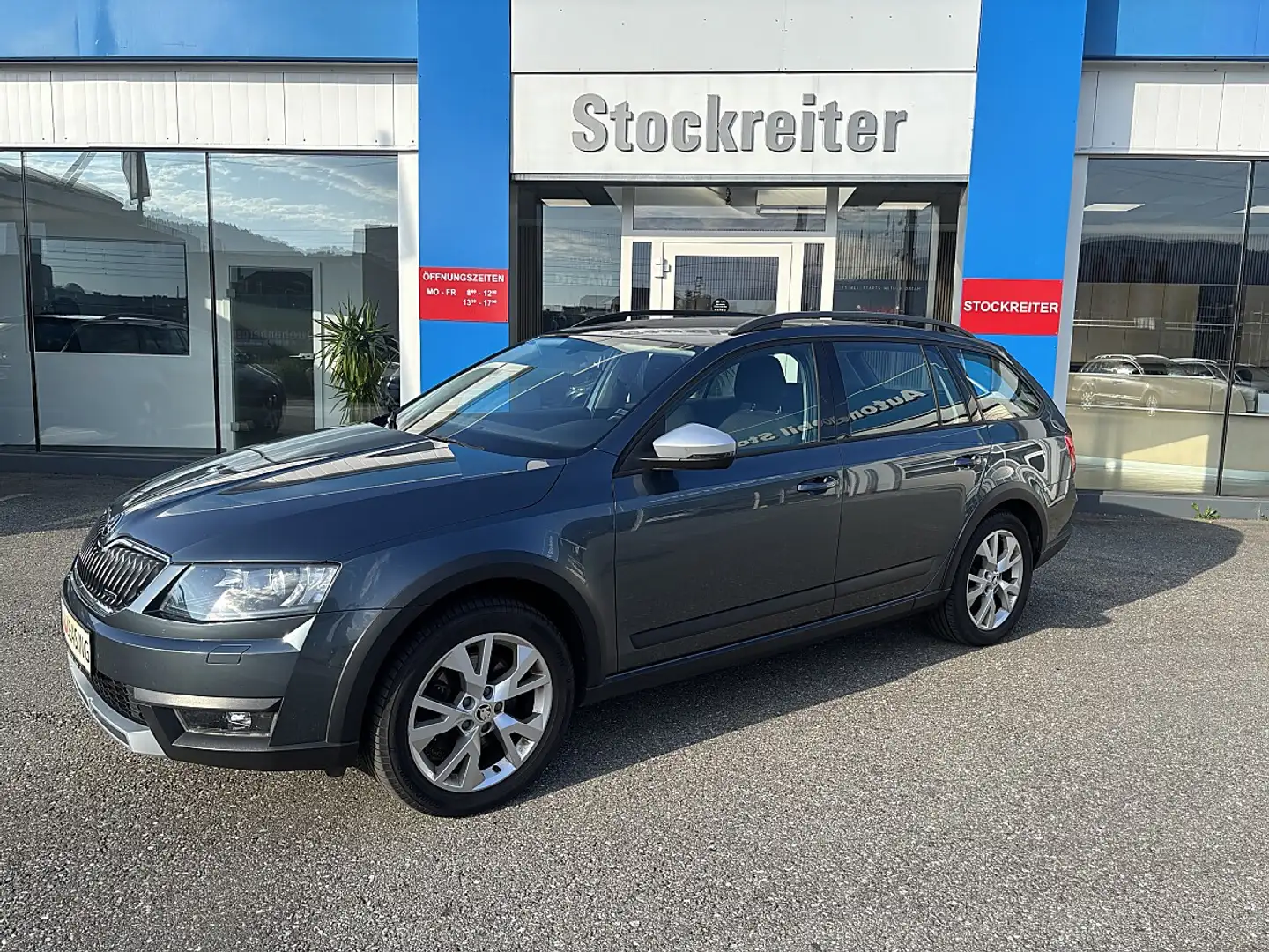 Skoda Octavia Combi 2,0 TDI 4x4 Scout DSG*Ahk*PDC*Xenon*Picke... Grau - 1