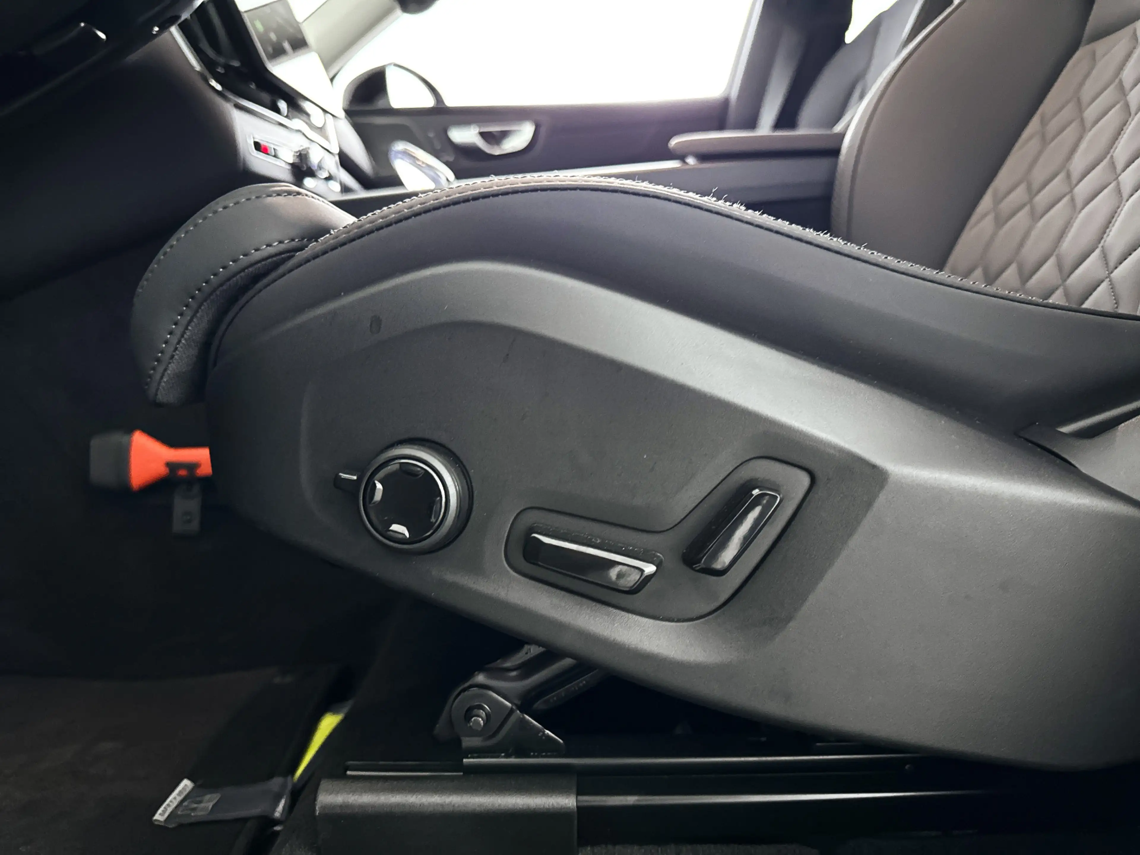 Volvo XC60 T6 Plug-in hybrid AWD Ultra Dark | SOH 100% | Pano — photo 7