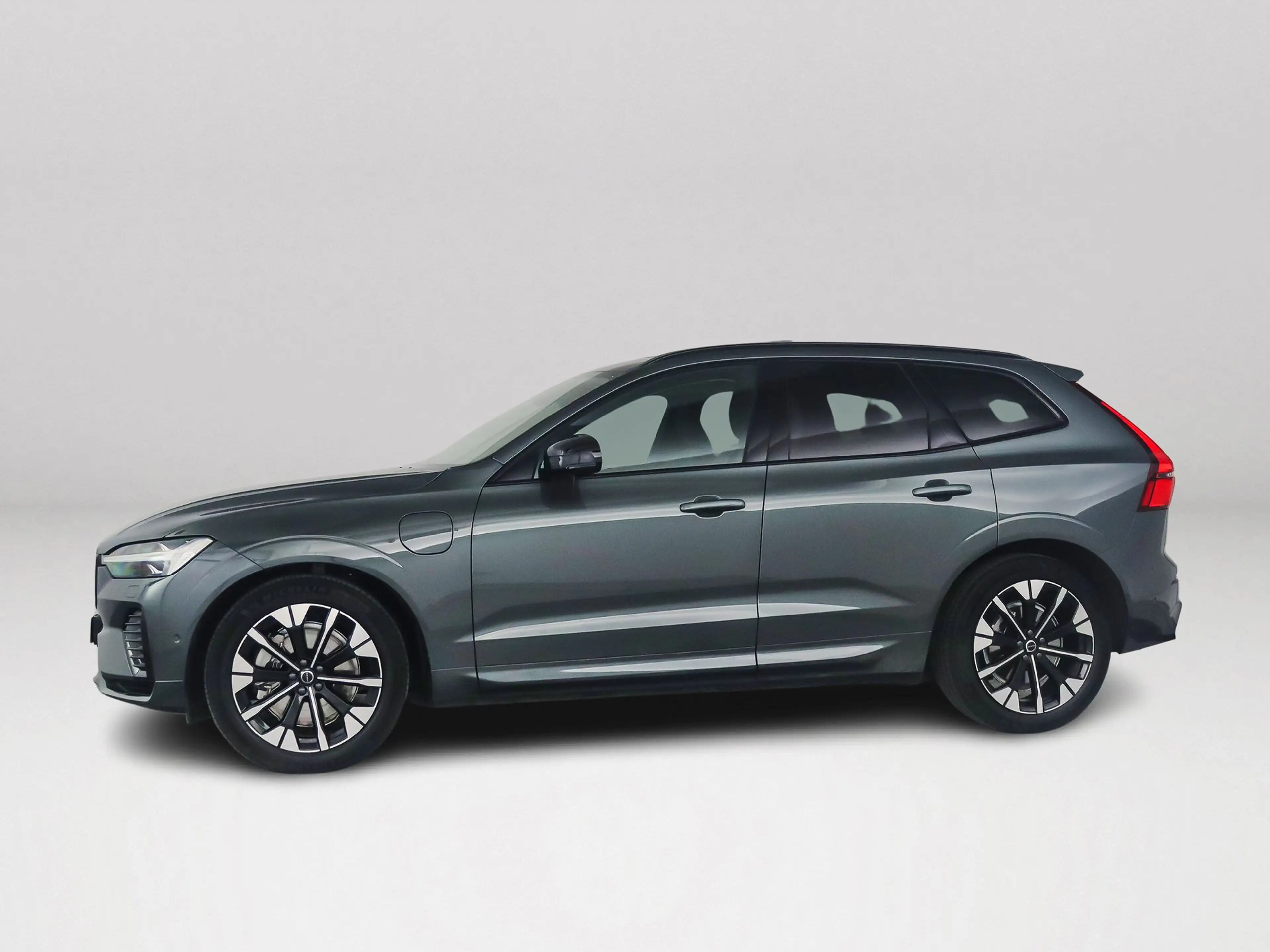 Volvo XC60 T6 Plug-in hybrid AWD Ultra Dark | SOH 100% | Pano — photo 4