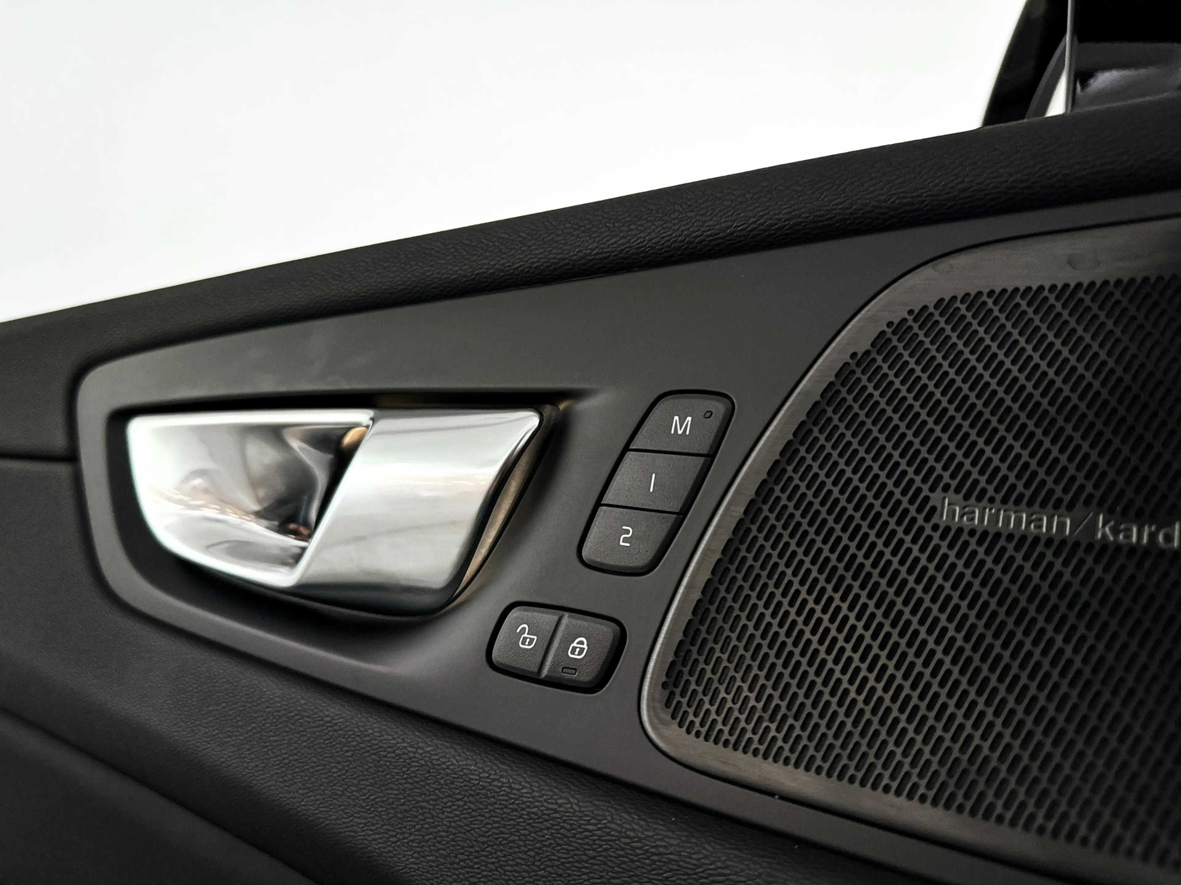 Volvo XC60 T6 Plug-in hybrid AWD Ultra Dark | SOH 100% | Pano — photo 8