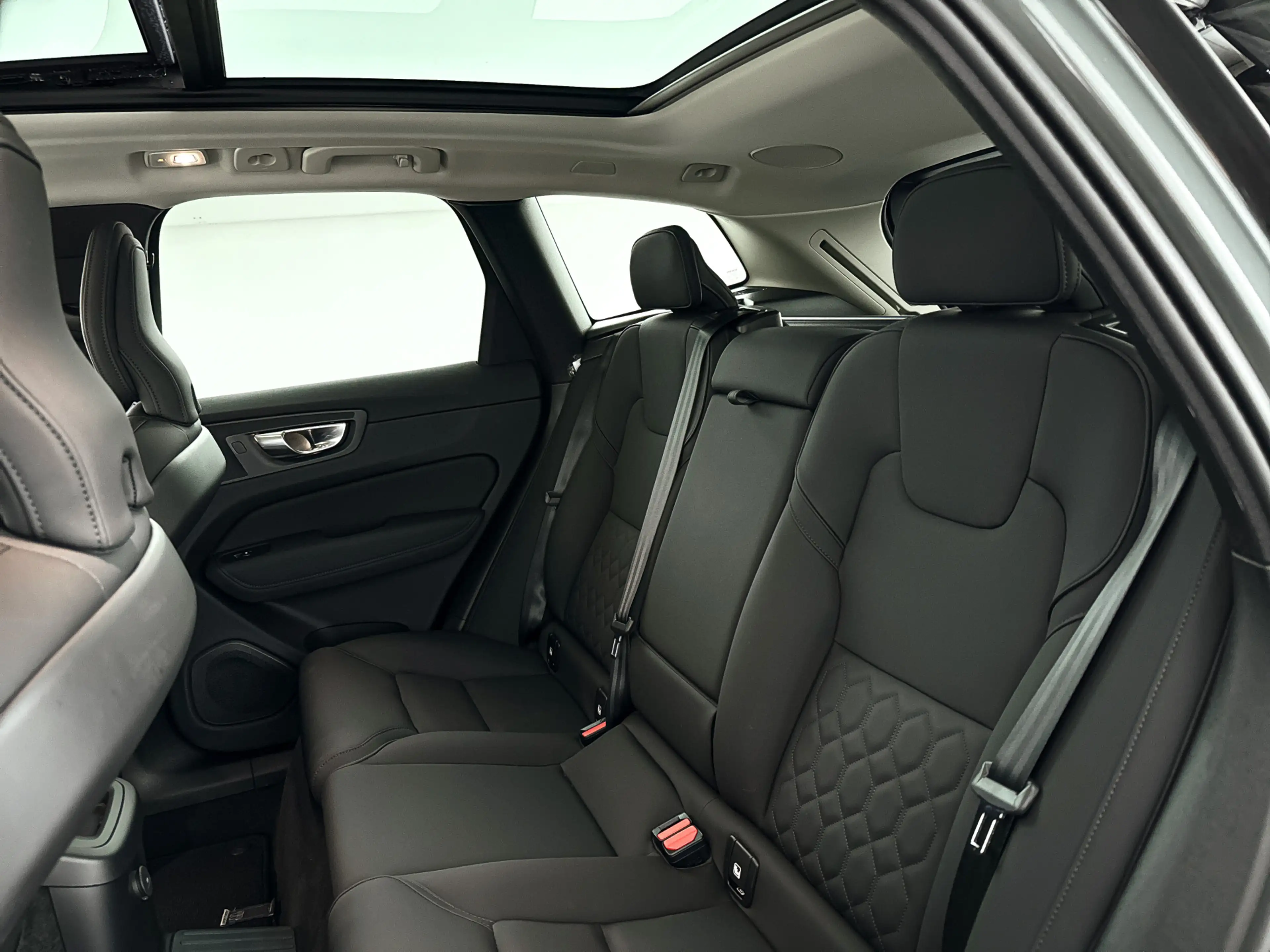 Volvo XC60 T6 Plug-in hybrid AWD Ultra Dark | SOH 100% | Pano — photo 13