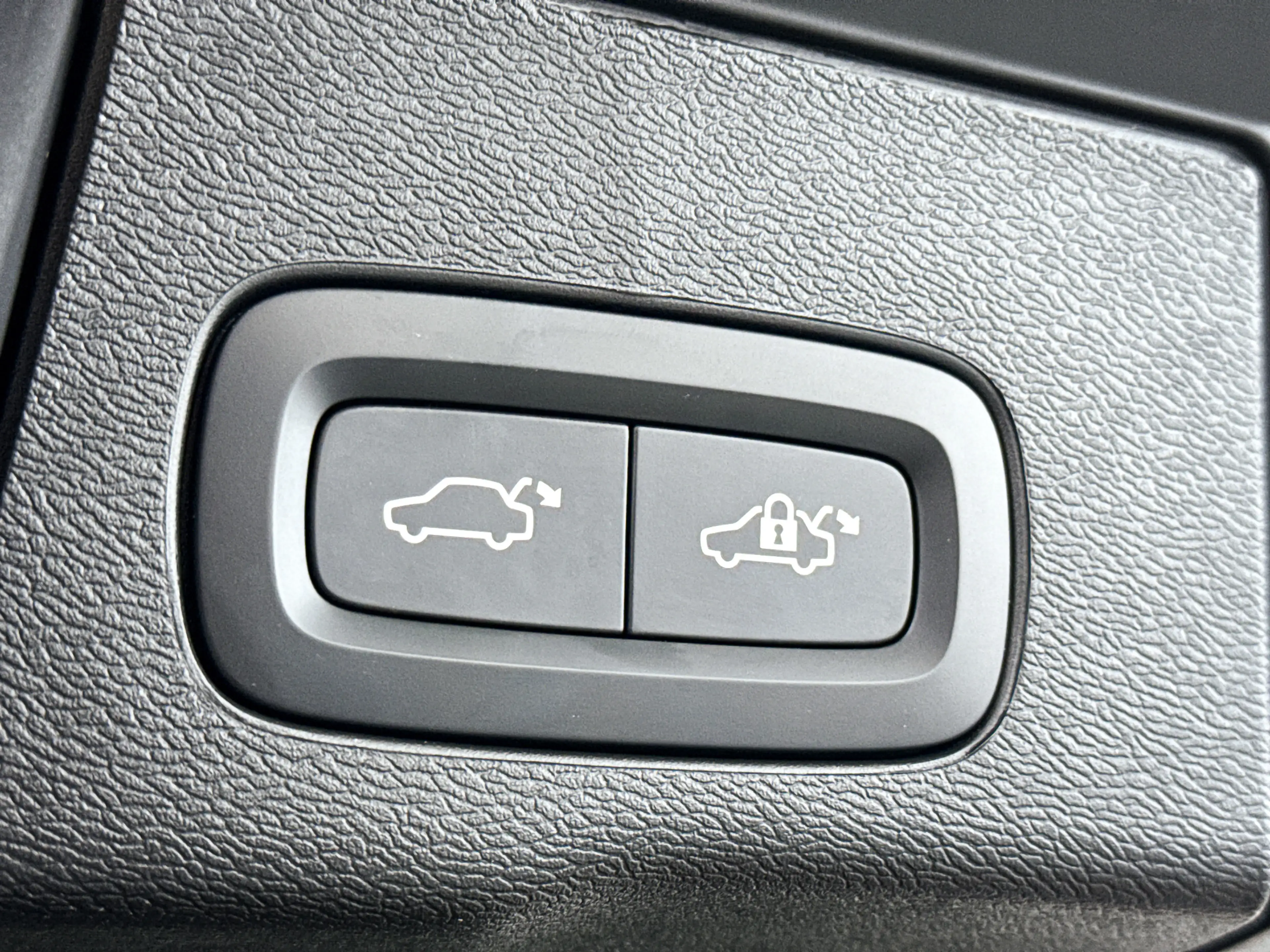 Volvo XC60 T6 Plug-in hybrid AWD Ultra Dark | SOH 100% | Pano — photo 15