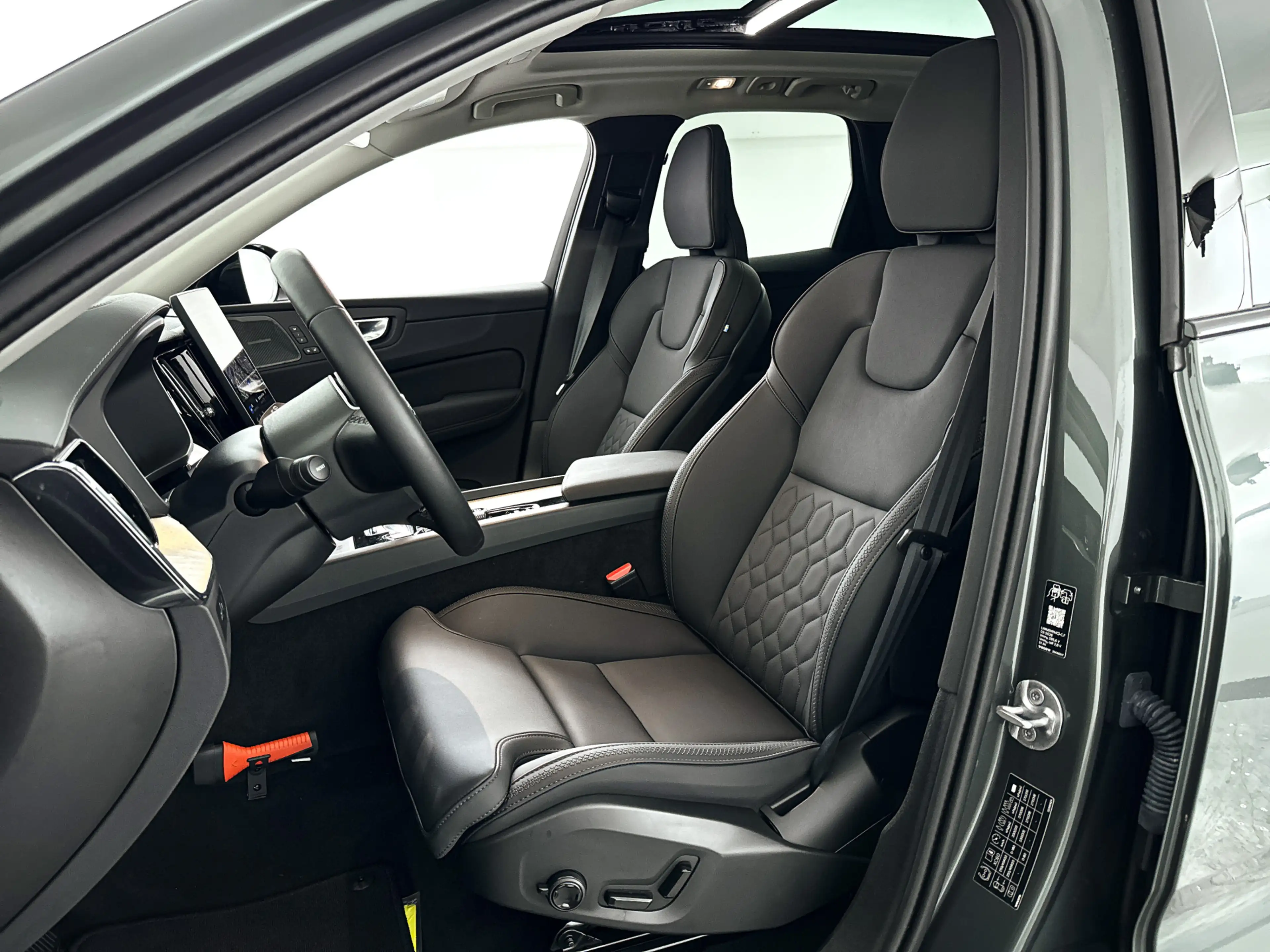 Volvo XC60 T6 Plug-in hybrid AWD Ultra Dark | SOH 100% | Pano — photo 6