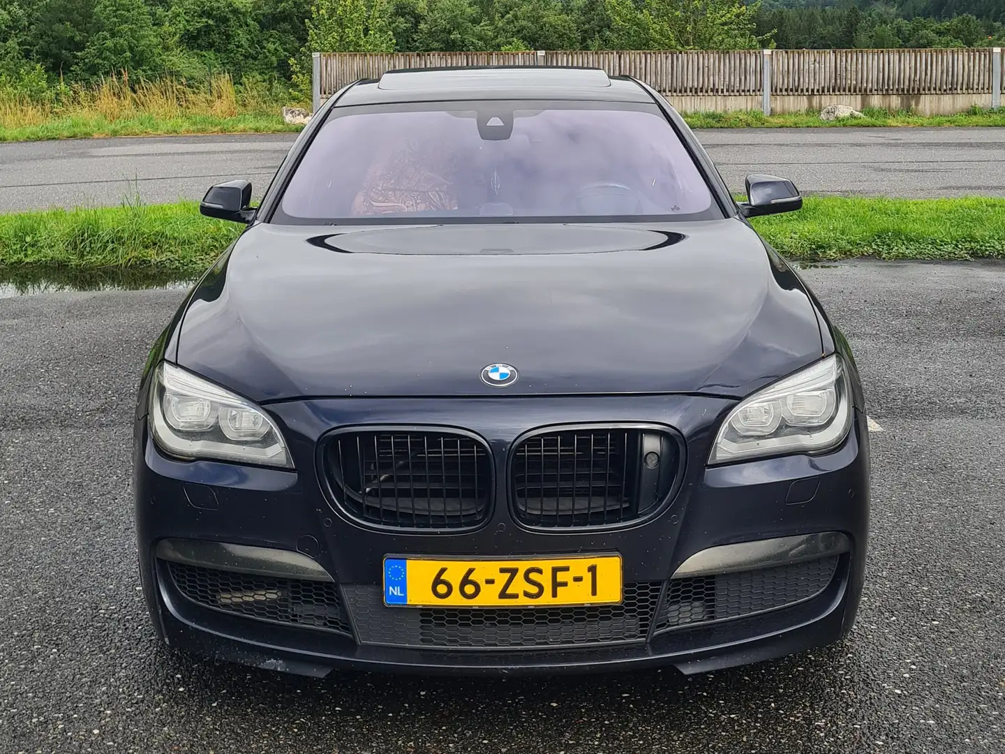 BMW 750 Zwart - 1
