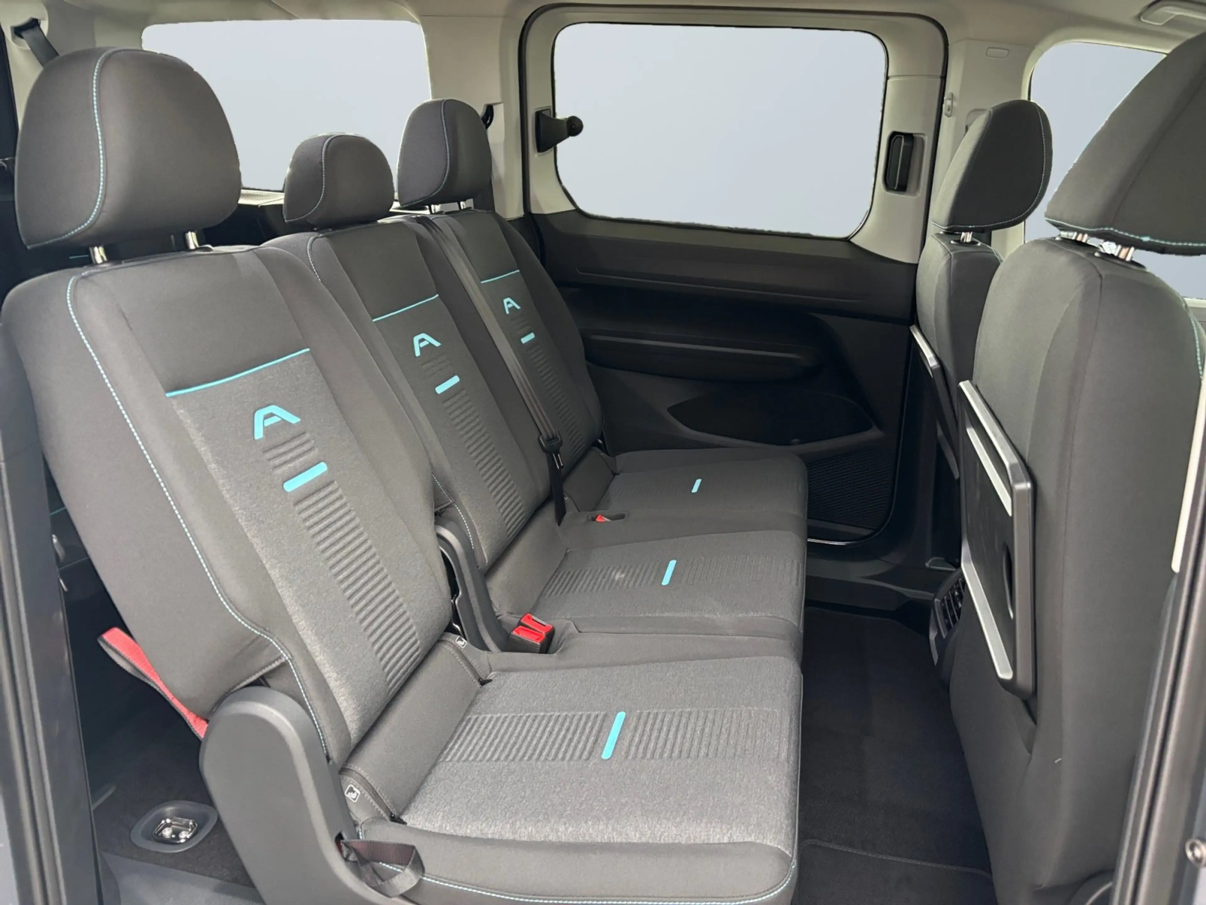 Ford Grand Tourneo Connect Active 2.0 EcoBlue 7-Sitzer — photo 11
