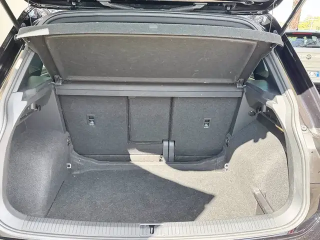 Volkswagen Tiguan view 12