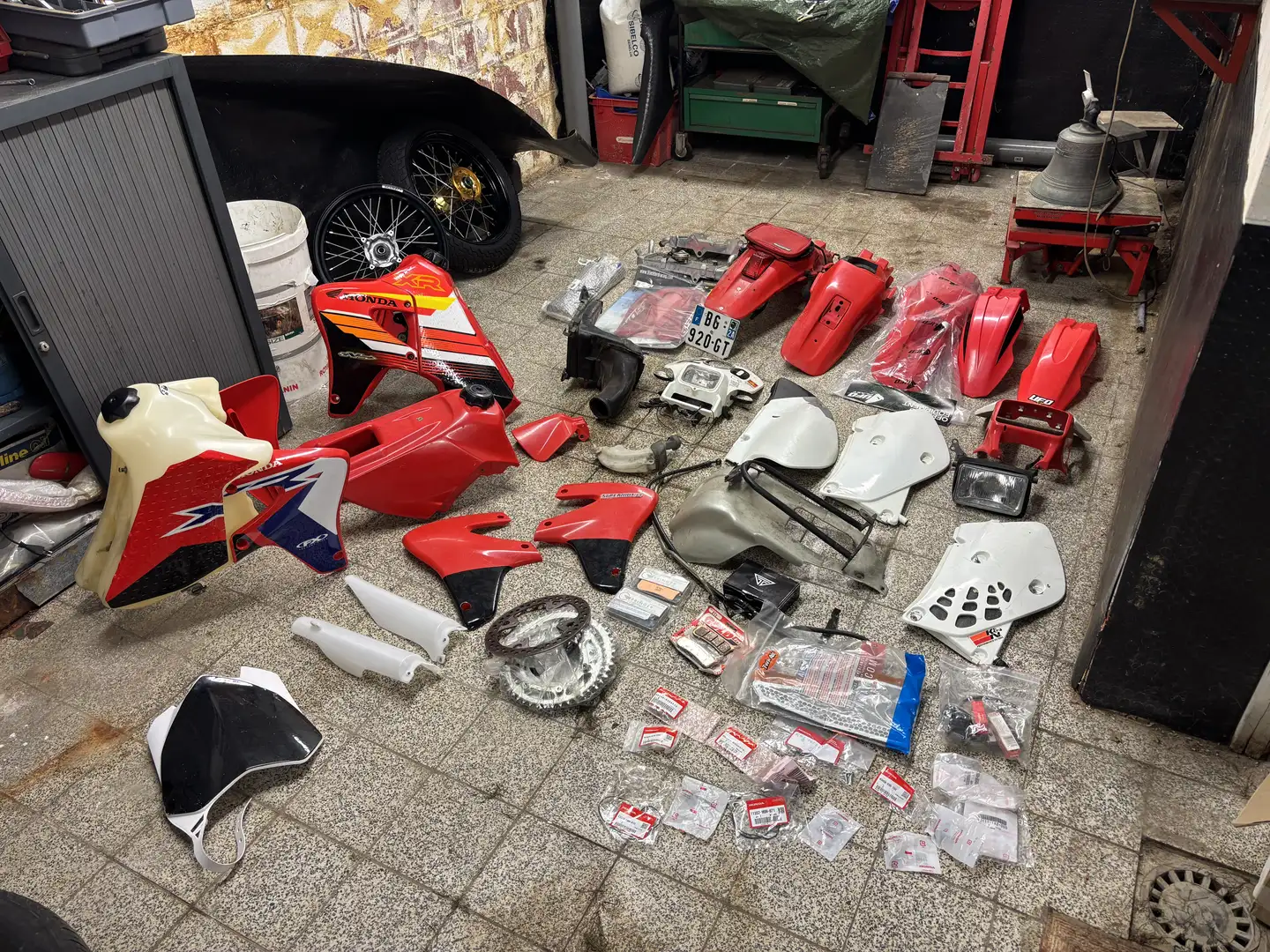 Honda XR 650 avec beaucoup de pièces détachées - 2