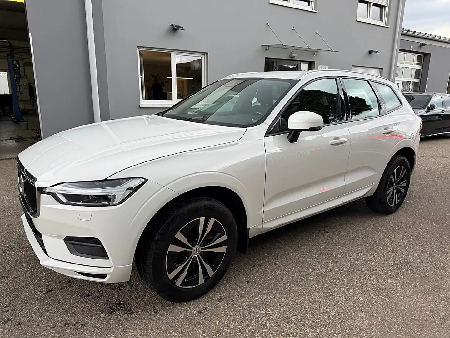 Volvo XC60 D4 Momentum Geartronic Weiß - 1