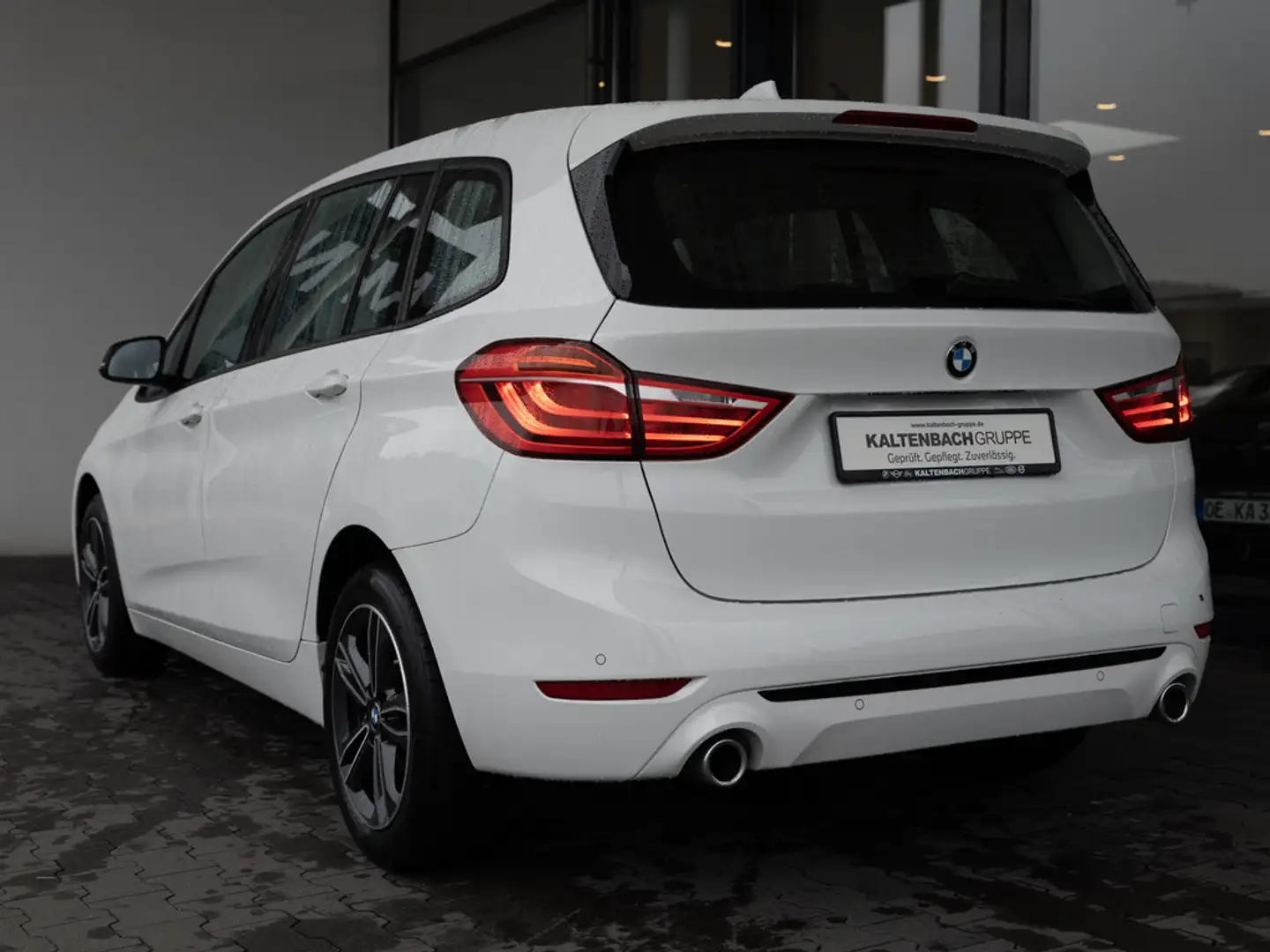 BMW 218 Gran Tourer Sport Line NAVI PDC KLIMA SHZ Wit - 2
