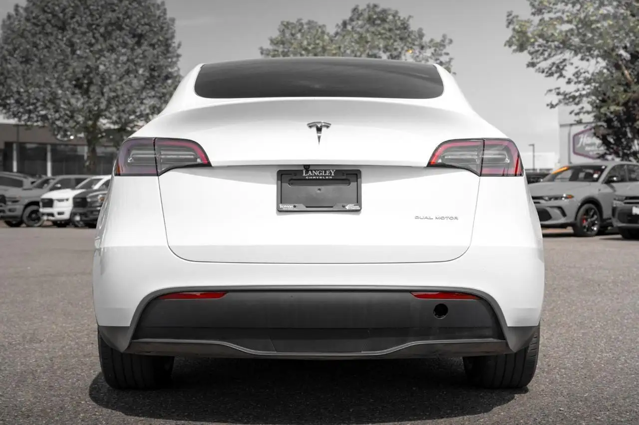 Tesla Model Y снимка Tesla Model Y