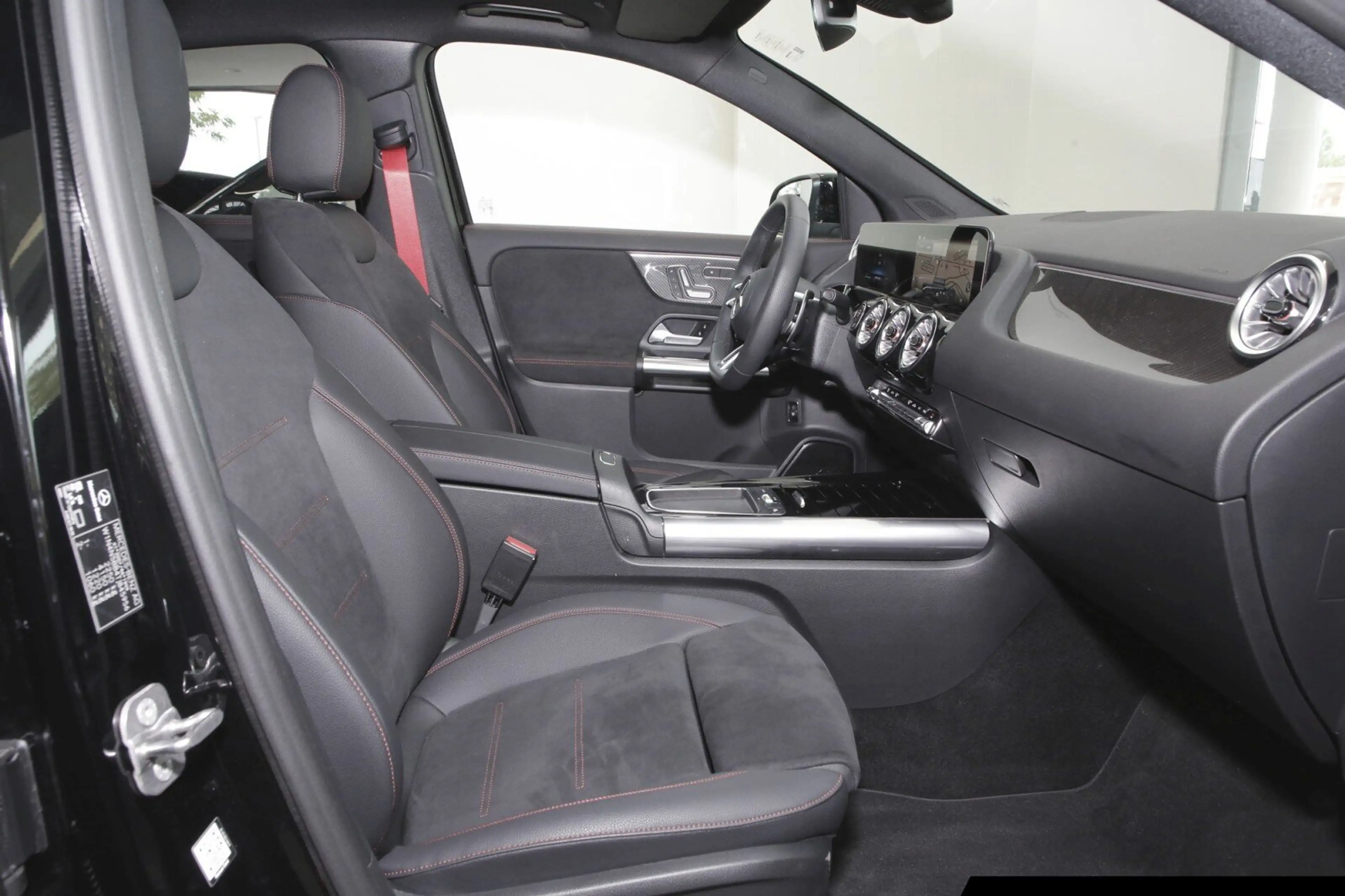 Mercedes-Benz GLA 35 AMG AMG GLA 35 4MATIC 360°/AHK/Pano/NightPaket/LED — photo 6