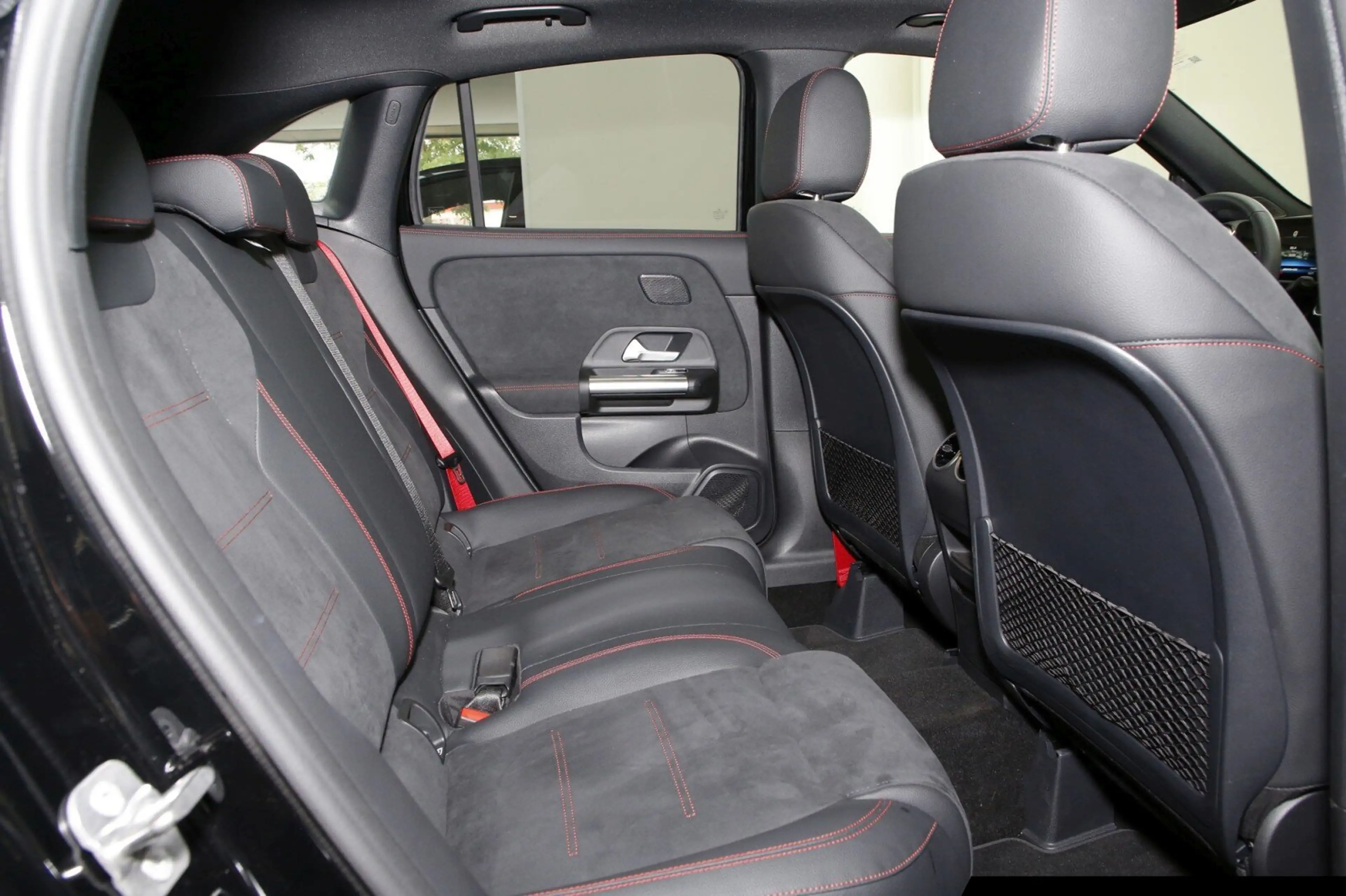 Mercedes-Benz GLA 35 AMG AMG GLA 35 4MATIC 360°/AHK/Pano/NightPaket/LED — photo 9