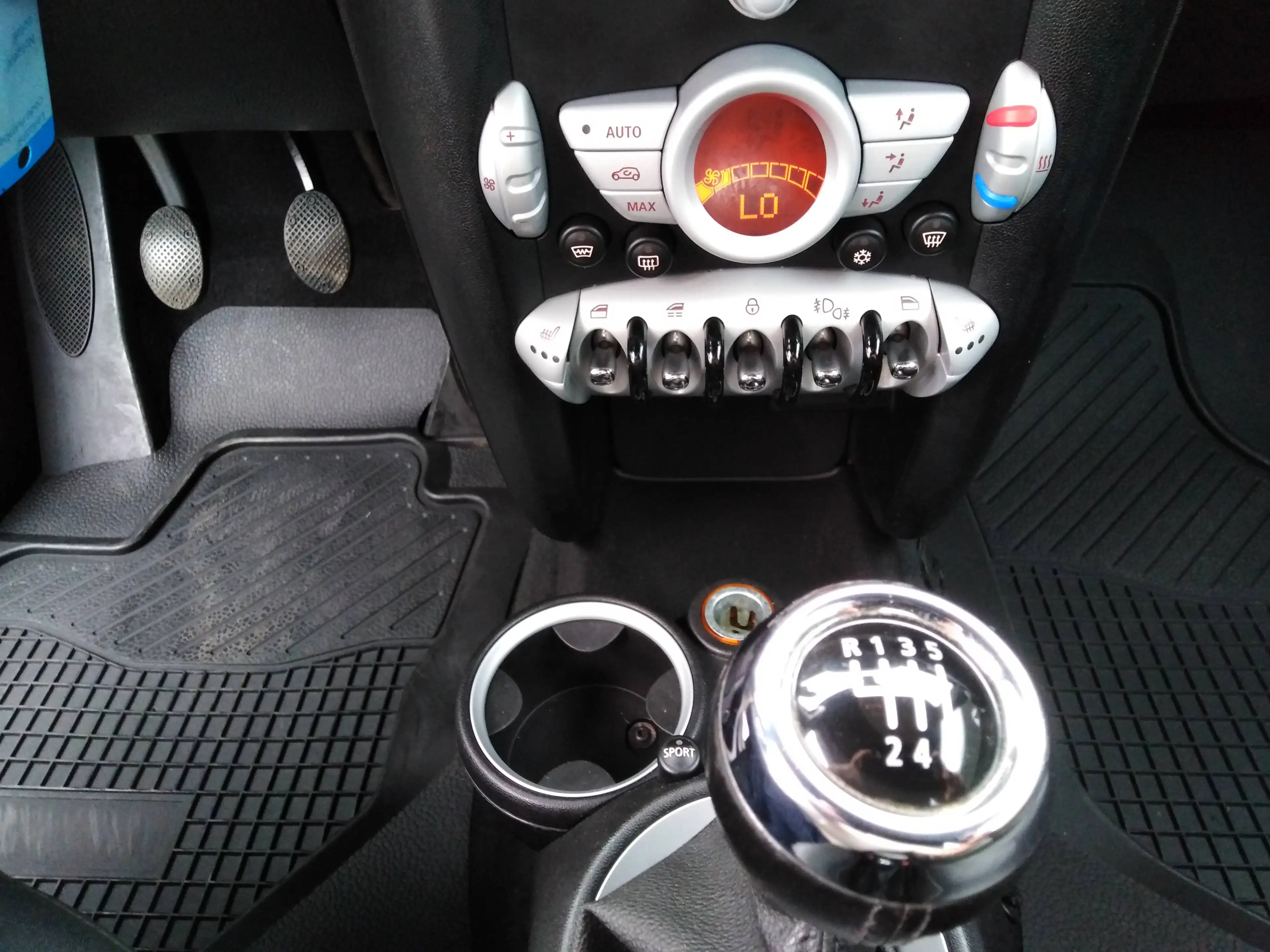 MINI Cooper Cabrio XENON-SITZHEIZUNG-TEILLEDER- TOP !! — photo 13