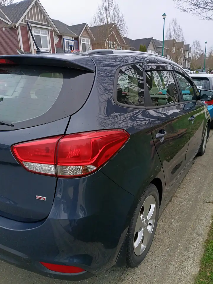 Kia Rondo снимка Kia Rondo