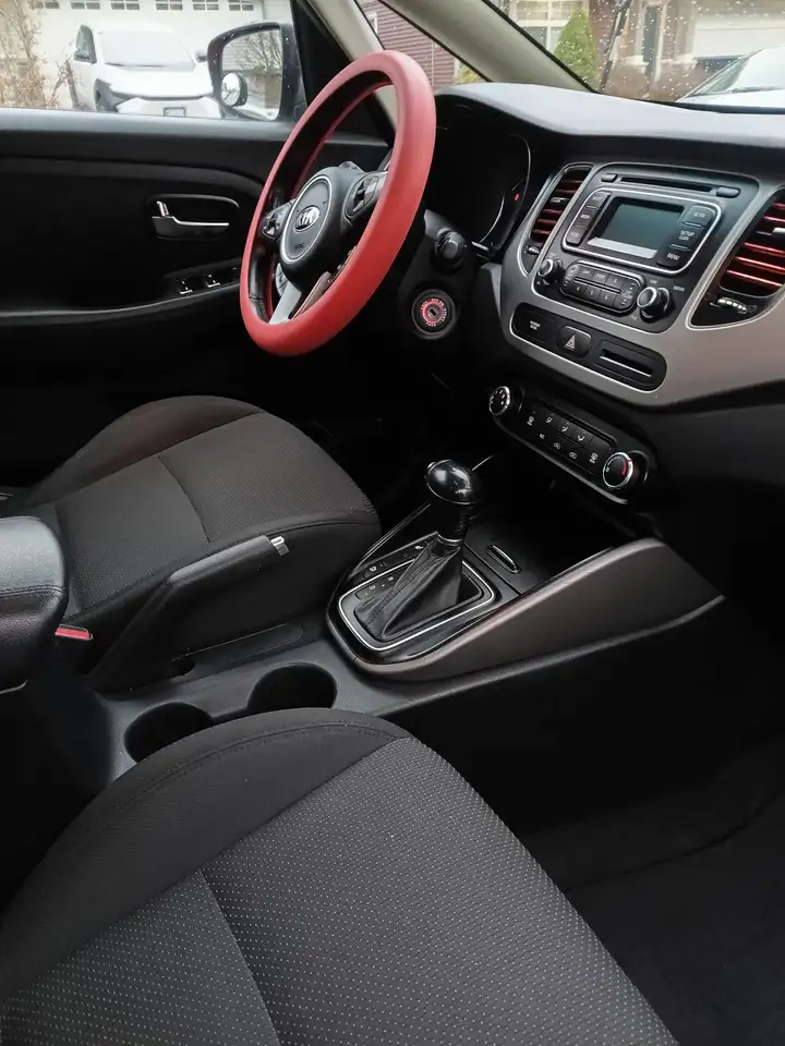 Kia Rondo снимка Kia Rondo